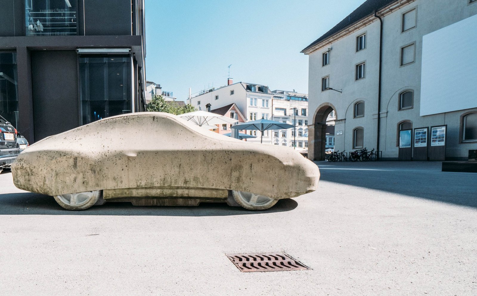 Skulptur in der Innenstadt von einem Porsche aus Stein