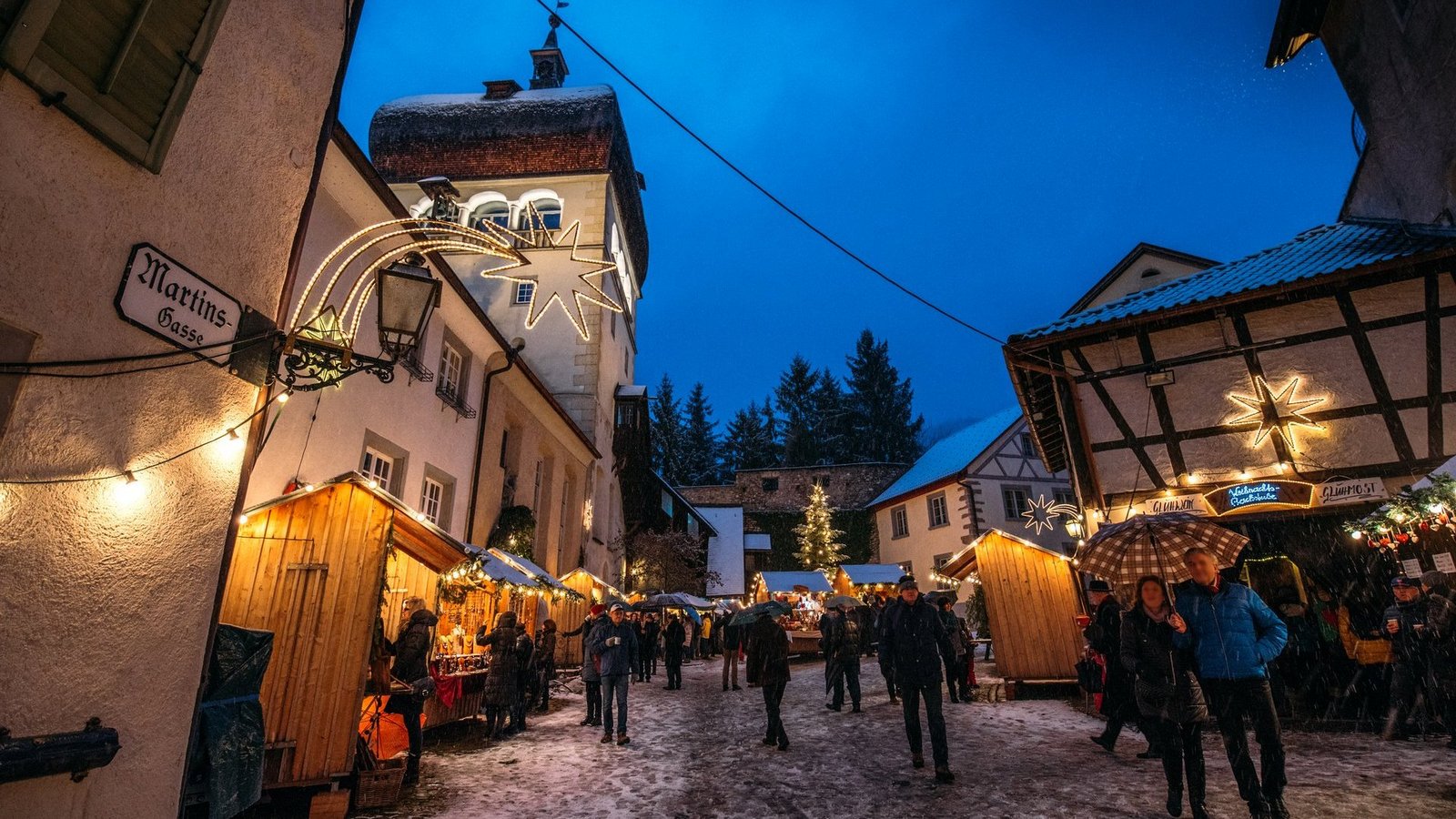 Der abendliche und beleuchtete Weihnachtsmarkt unterm Martinsturm in Bregenz