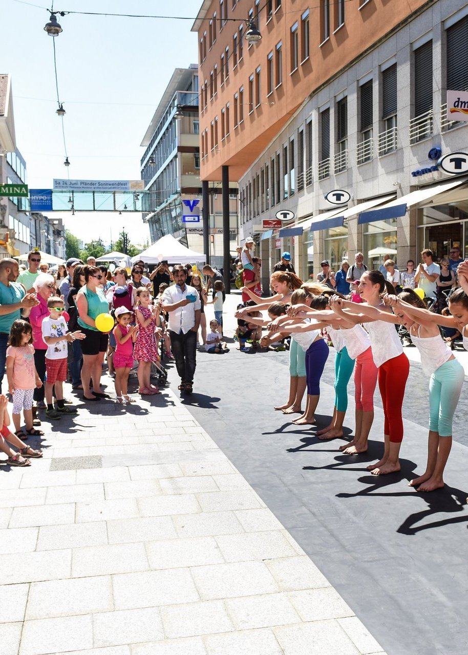 Kinder feiern in der Bregenzer Innenstadt