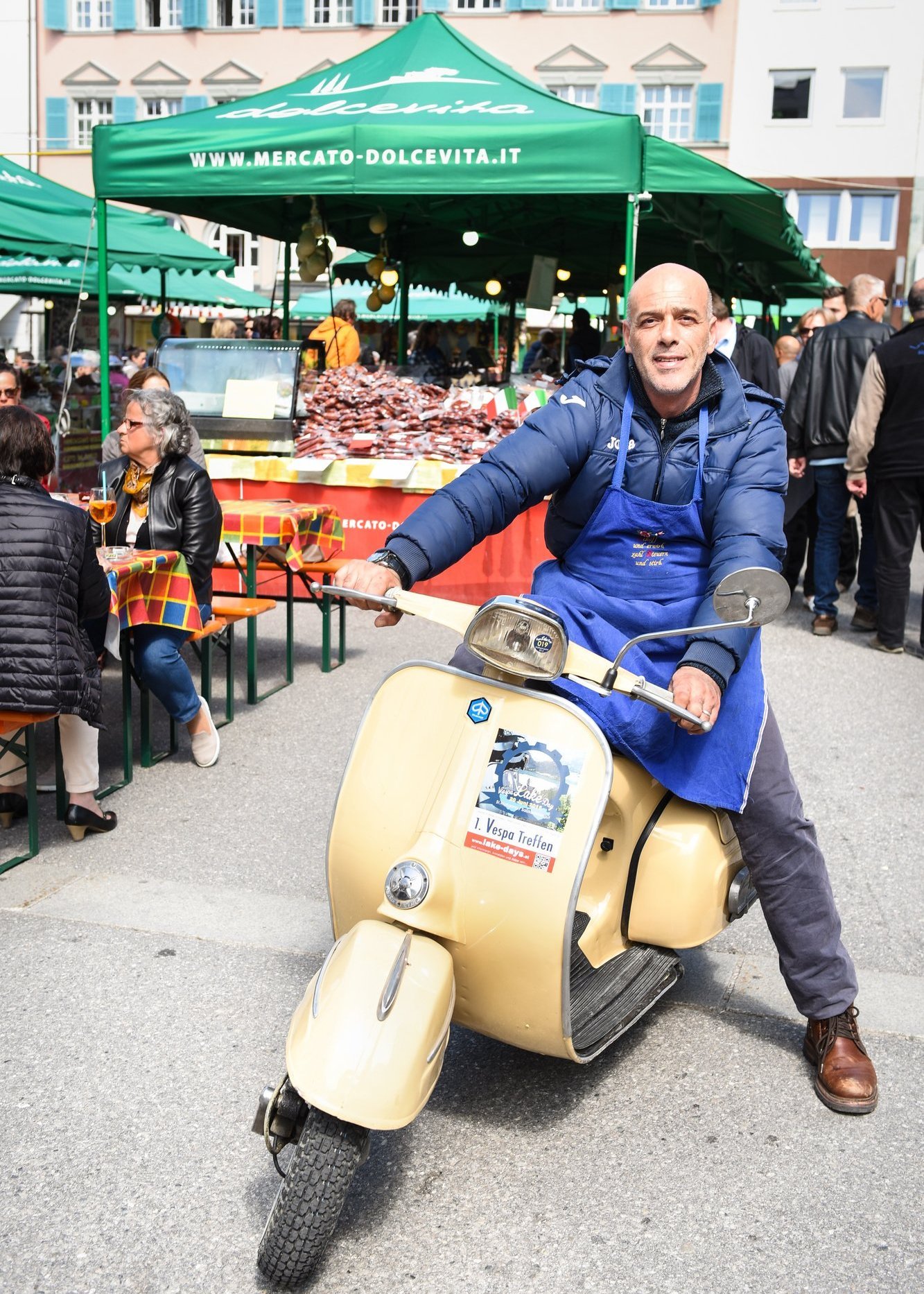 Ein Mann auf einer Vespa auf dem Italienischen Markt in Bregenz