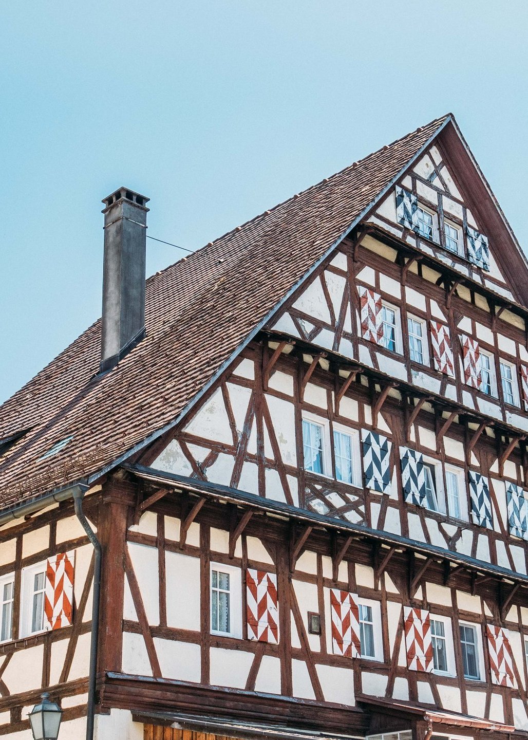Ein altes, mehrstöckiges Fachwerkhaus in Bregenz