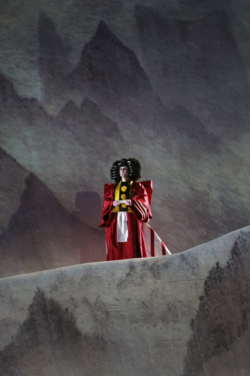 Madame Butterfly auf der Bregenzer Seebühne schauspieler in rotem anzug