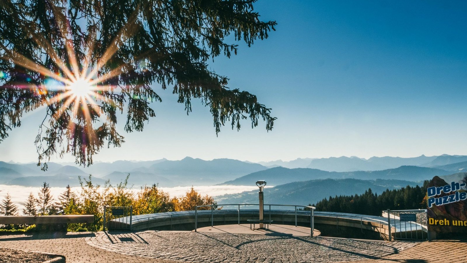 DIe Aussichtsplattform in den Bregenzerwald bei Sonnenschein