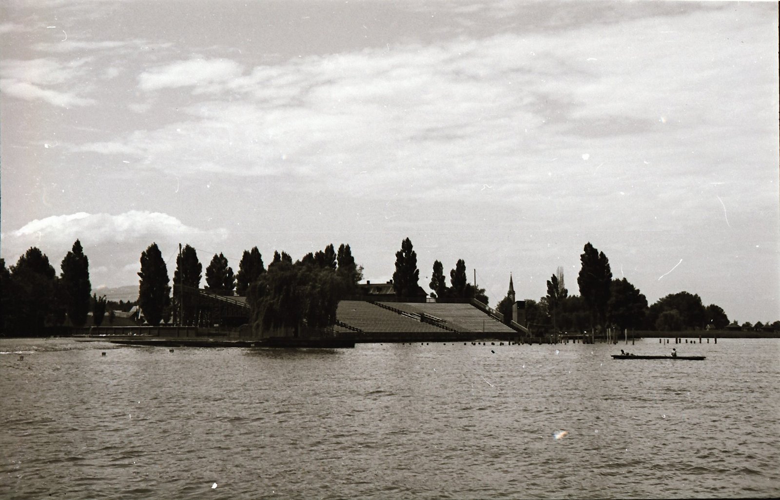 Blick vom See auf die Kiestriebüne beim alten Festspielareal