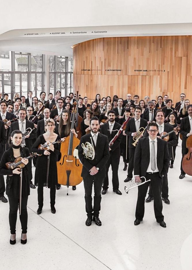 Eine Gruppenaufnahme des Symphonieorchesters Vorarlbergs im Montforthaus 
