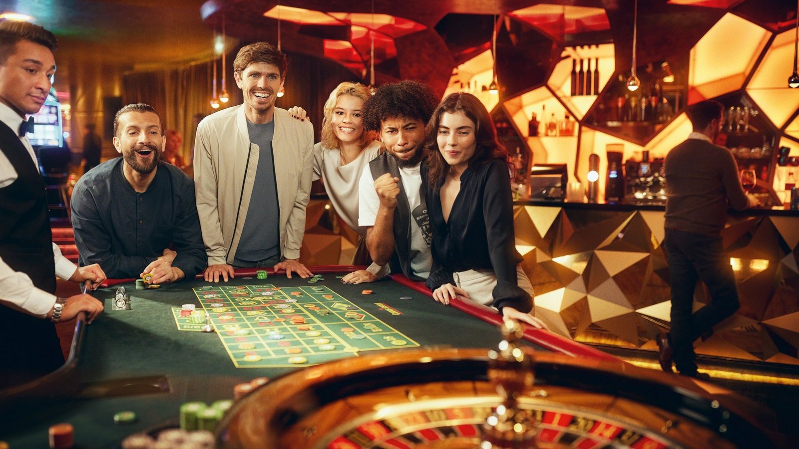 Eine Gruppe junger Menschen spielt Roulette im Casino Bregenz.