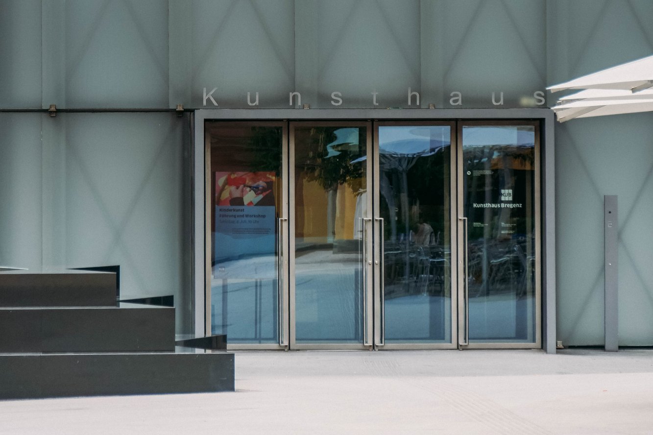 Der Eingang des Kunsthauses Bregenz