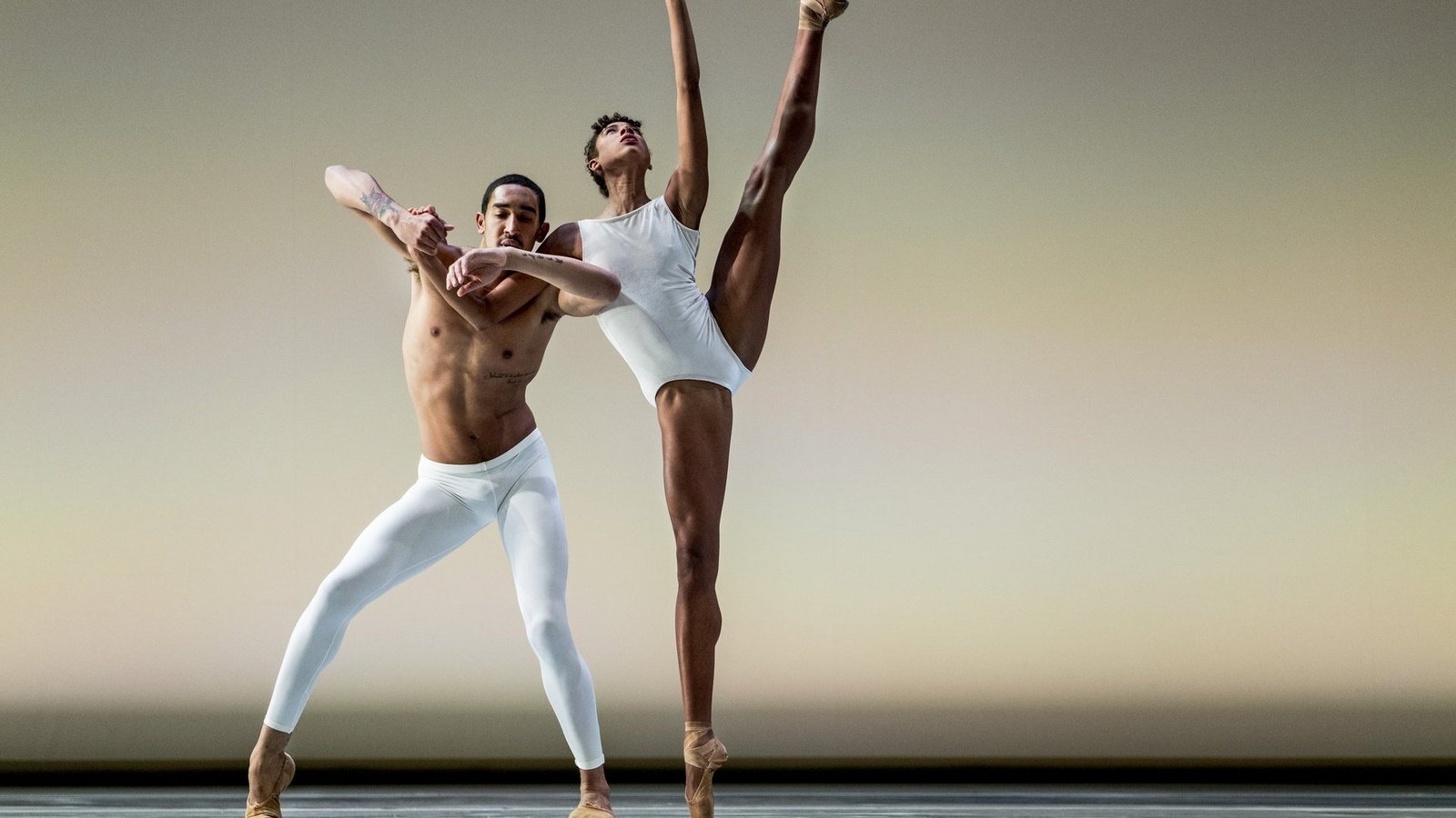 Bild von zwei Balletttänzern während der Aufführung