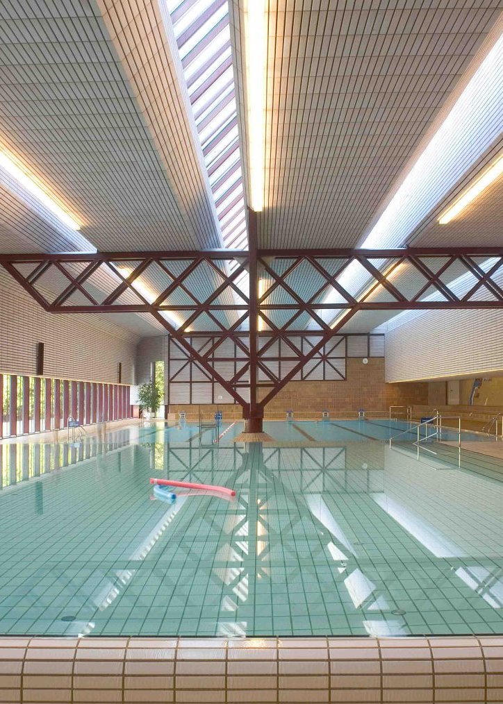 Großes Schwimmerbecken im Hallenbad in Bregenz