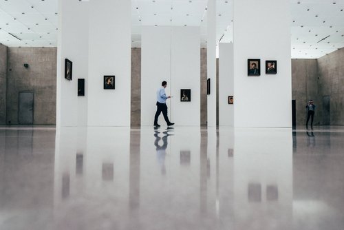 Ein Mann geht durch den Ausstellungsraum im Kunsthaus Bregenz