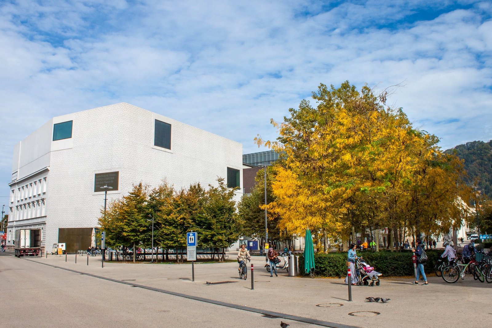 Außenansicht des vorarlberg museums im Herbst