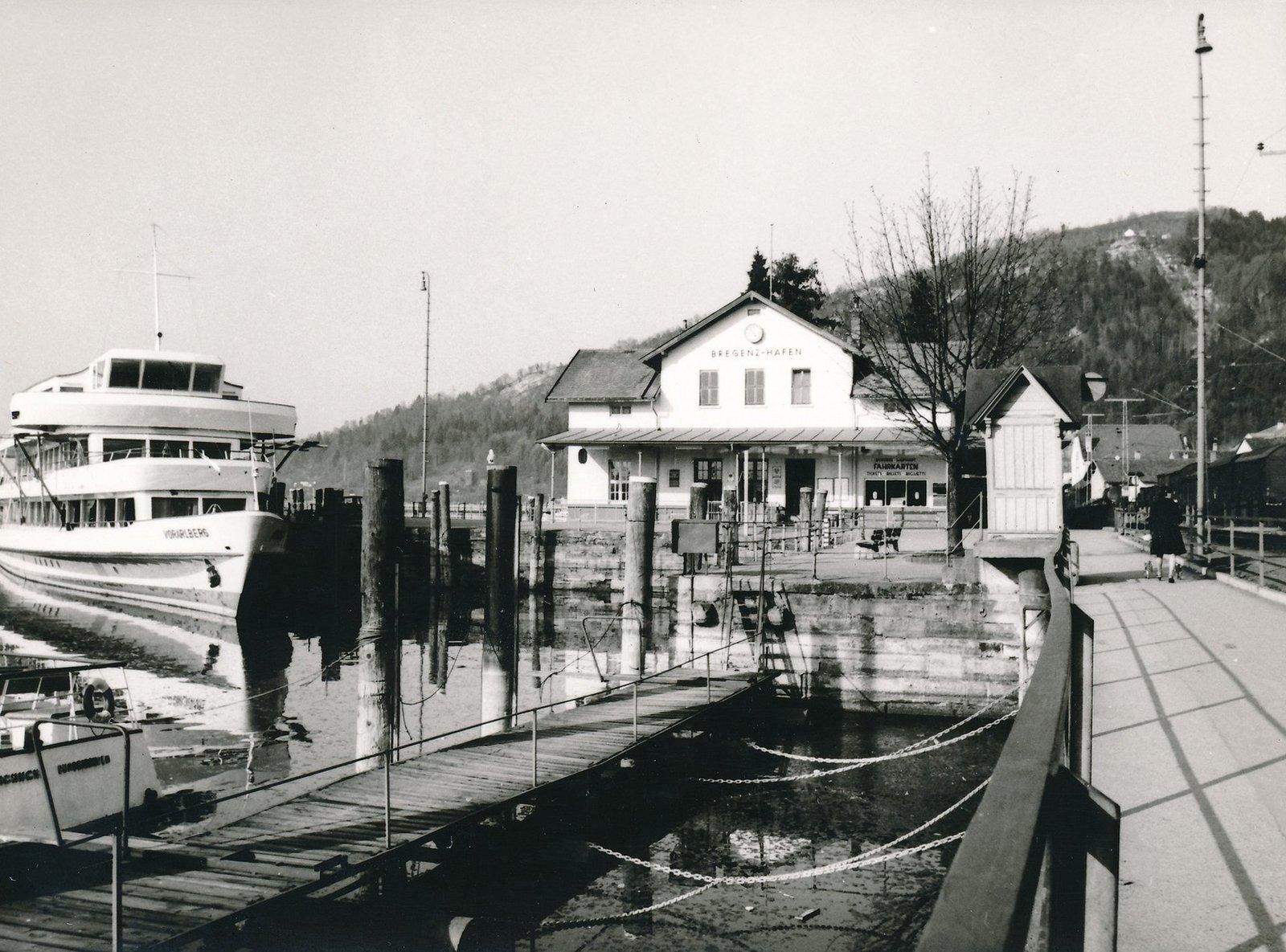 Der Hafen in Bregenz mit Schiffen im Wasser 1967