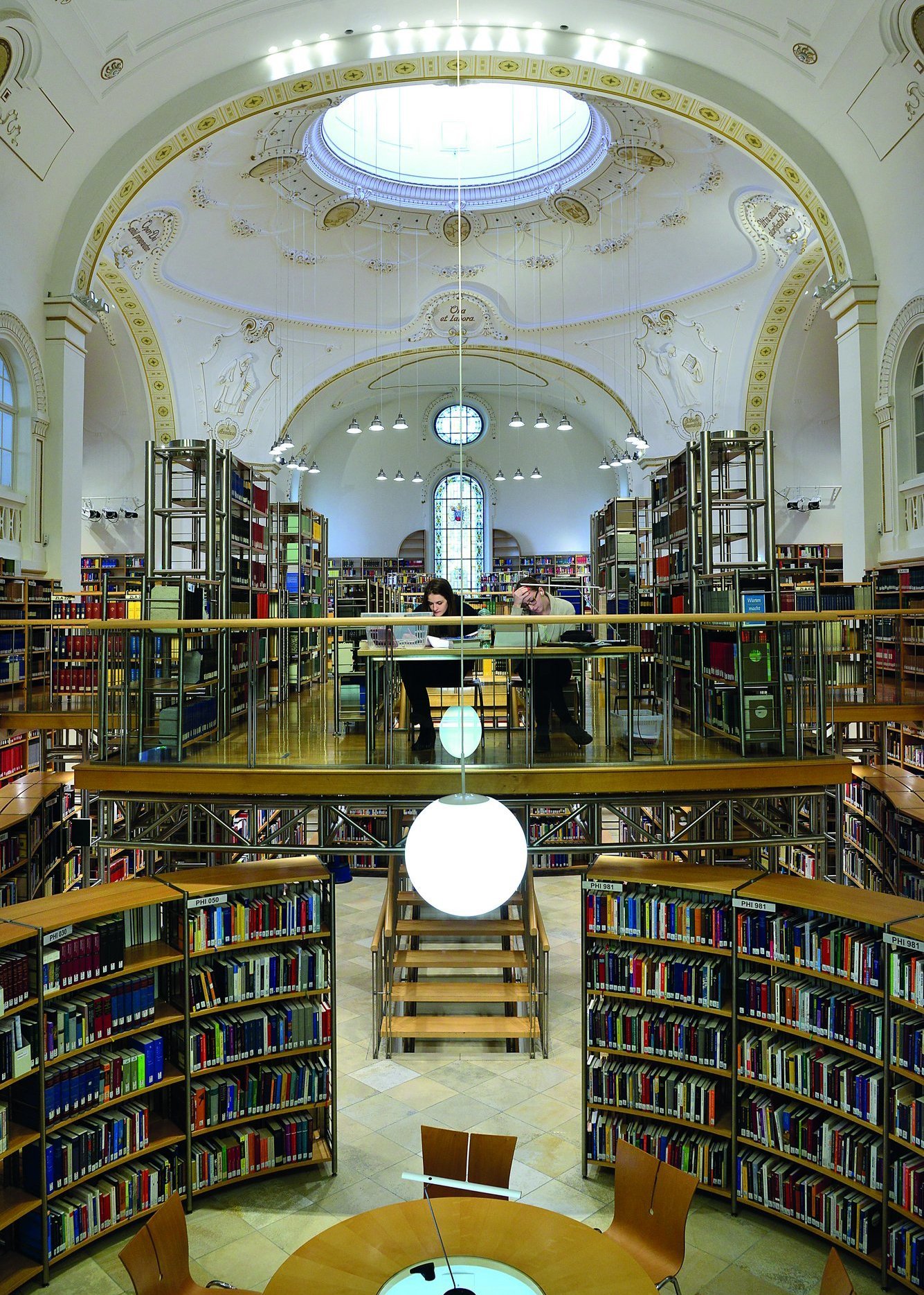 Die Landesbibliothek von innen, der Kuppelsaal mit Fenster im Dach und Bücherregalen