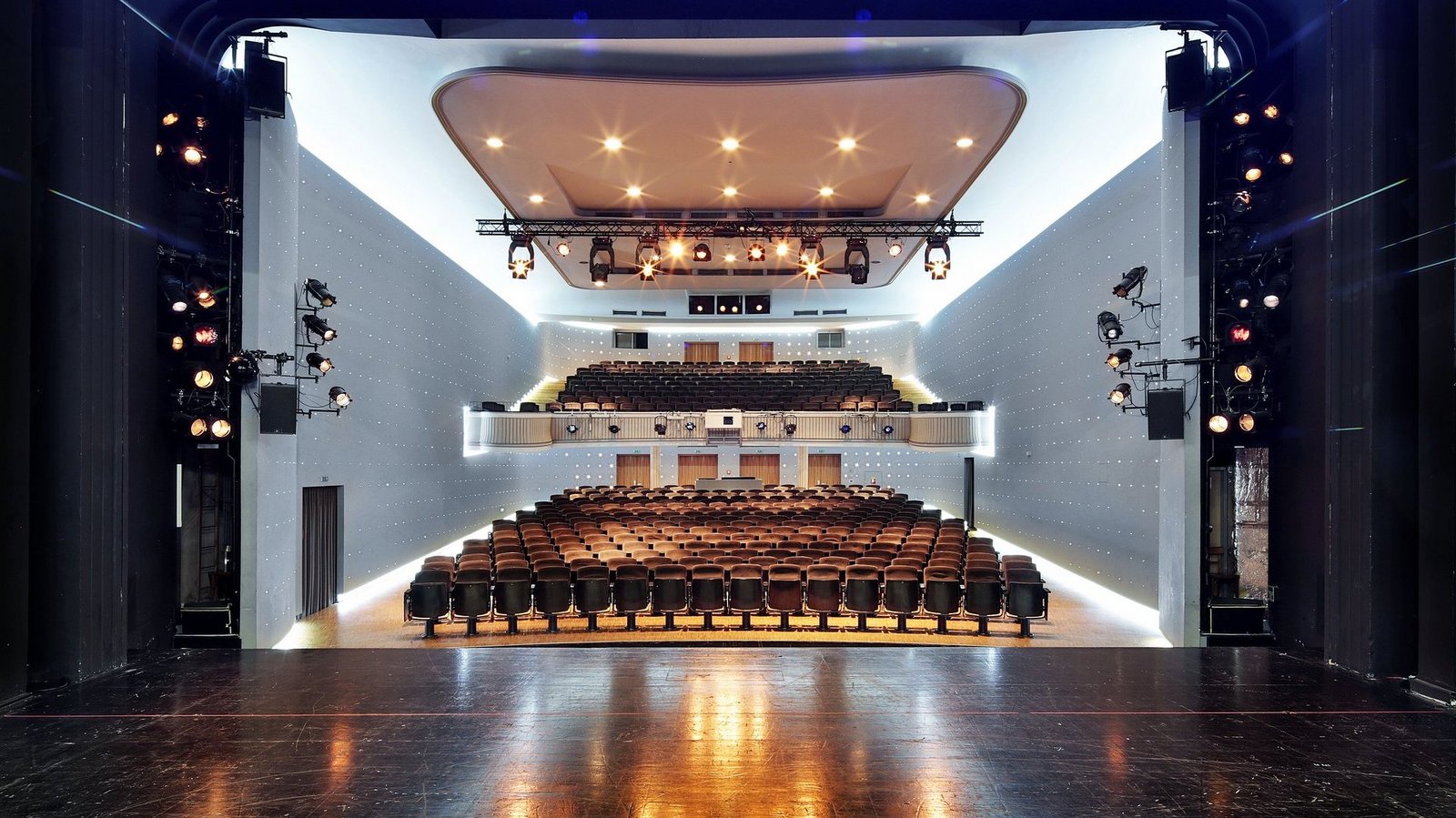 Blick von der Bühne auf die Sitzplätze im großen Haus des Vorarlberger Landestheater