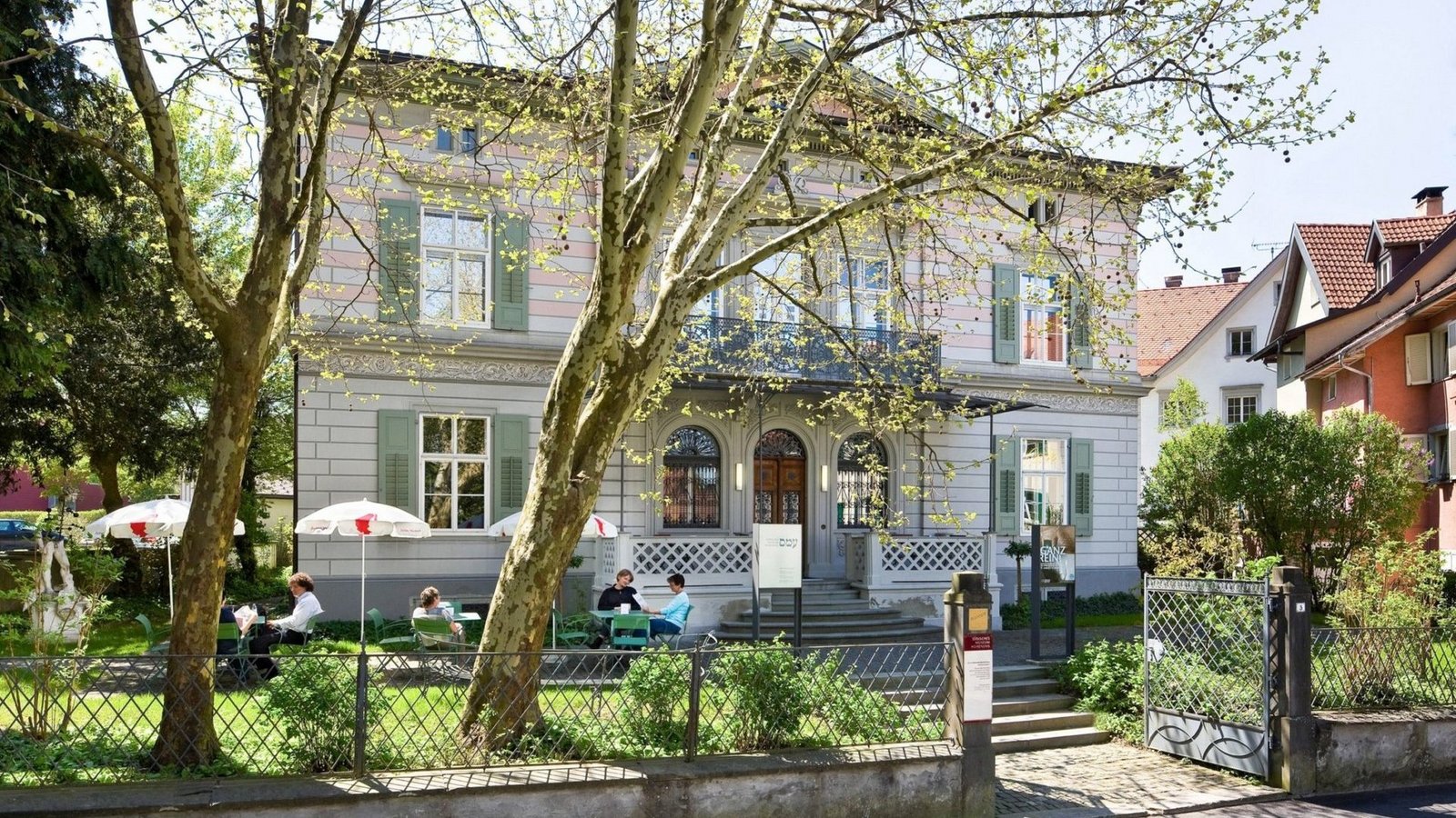 Jüdisches Museum in Hohenems von außen mit Bäumen