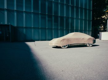 Beton Porsche vor dem Kunsthaus