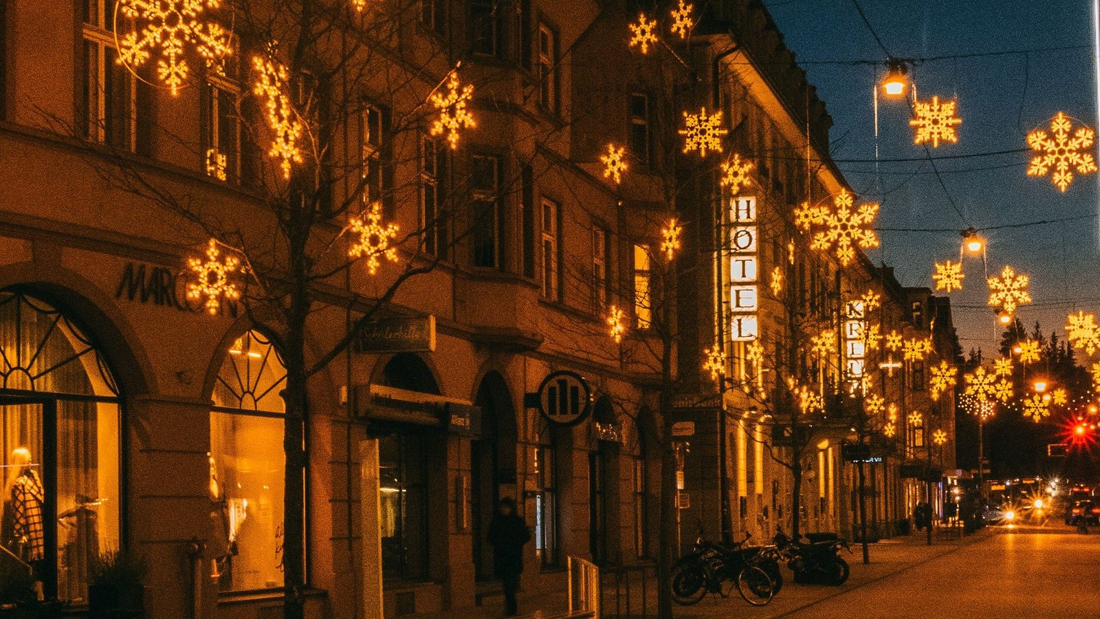 Die weihnachtlich beleuchtete Römerstrasse