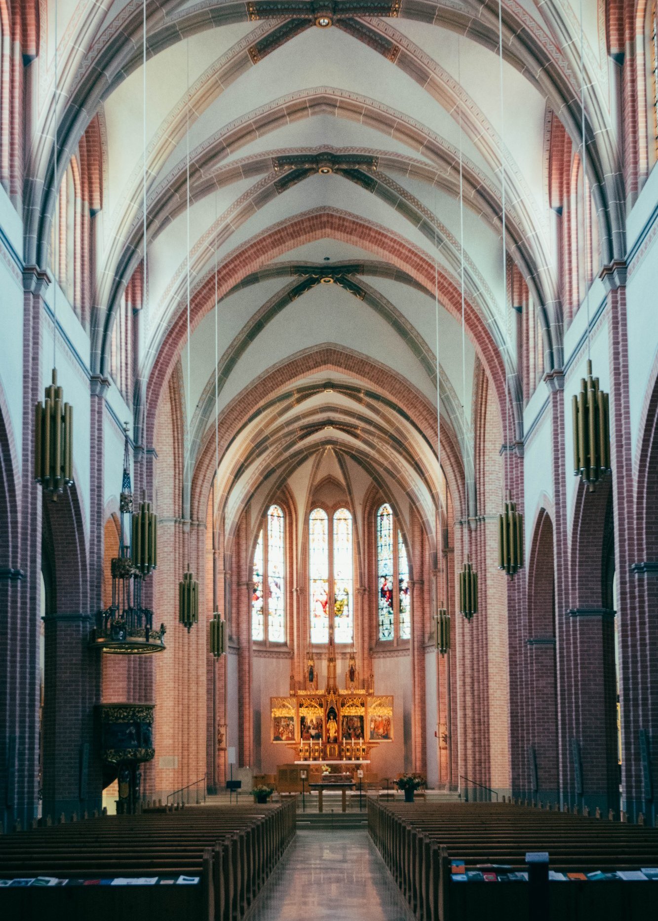 Das Kreuzgewölbe der Herz-Jesu Kirche in Bregenz von innen 