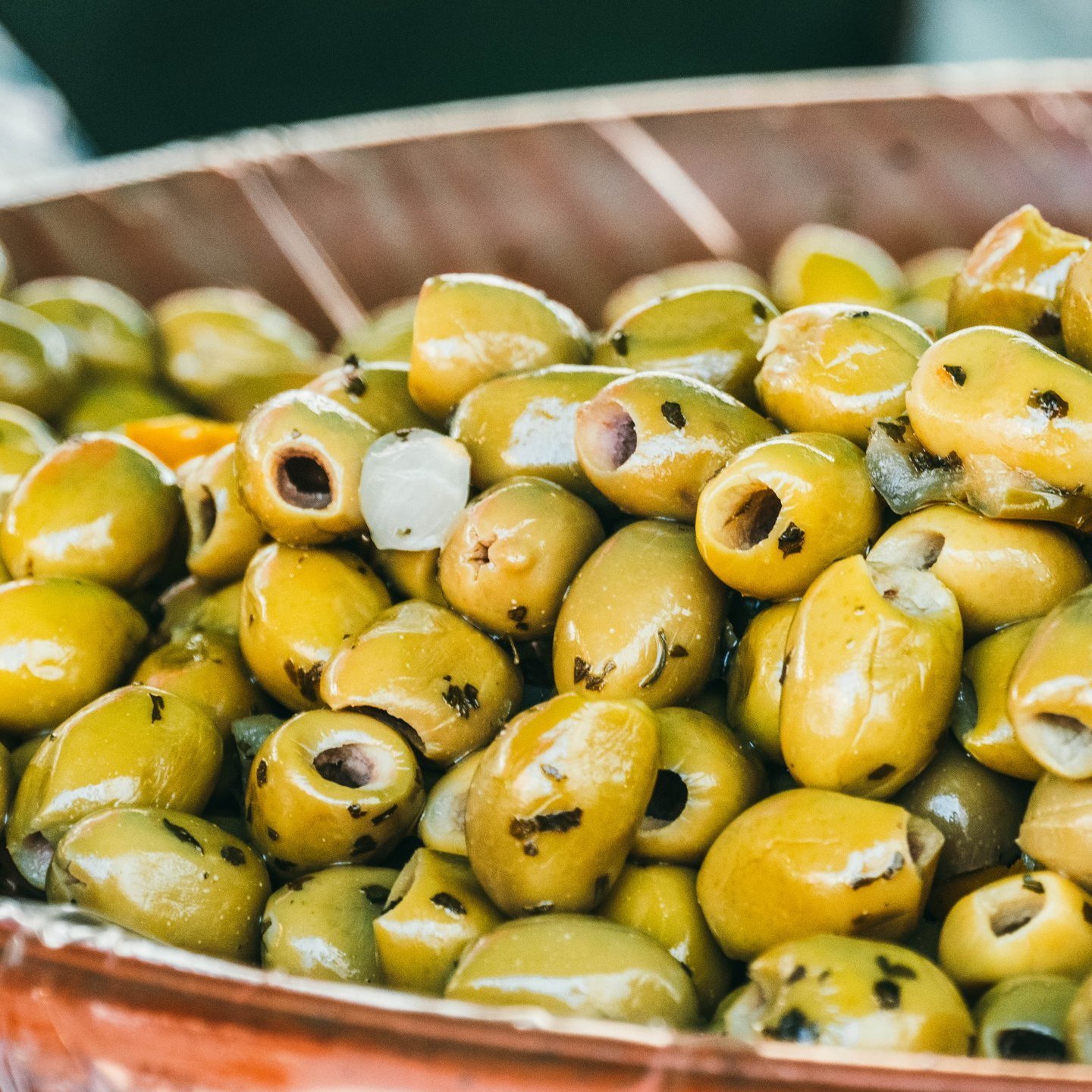Entkernte grüne Oliven aufm Markt
