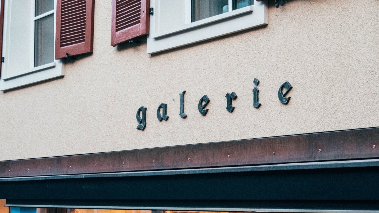 Außenansicht mit Schriftzug der Galerie in Bregenz