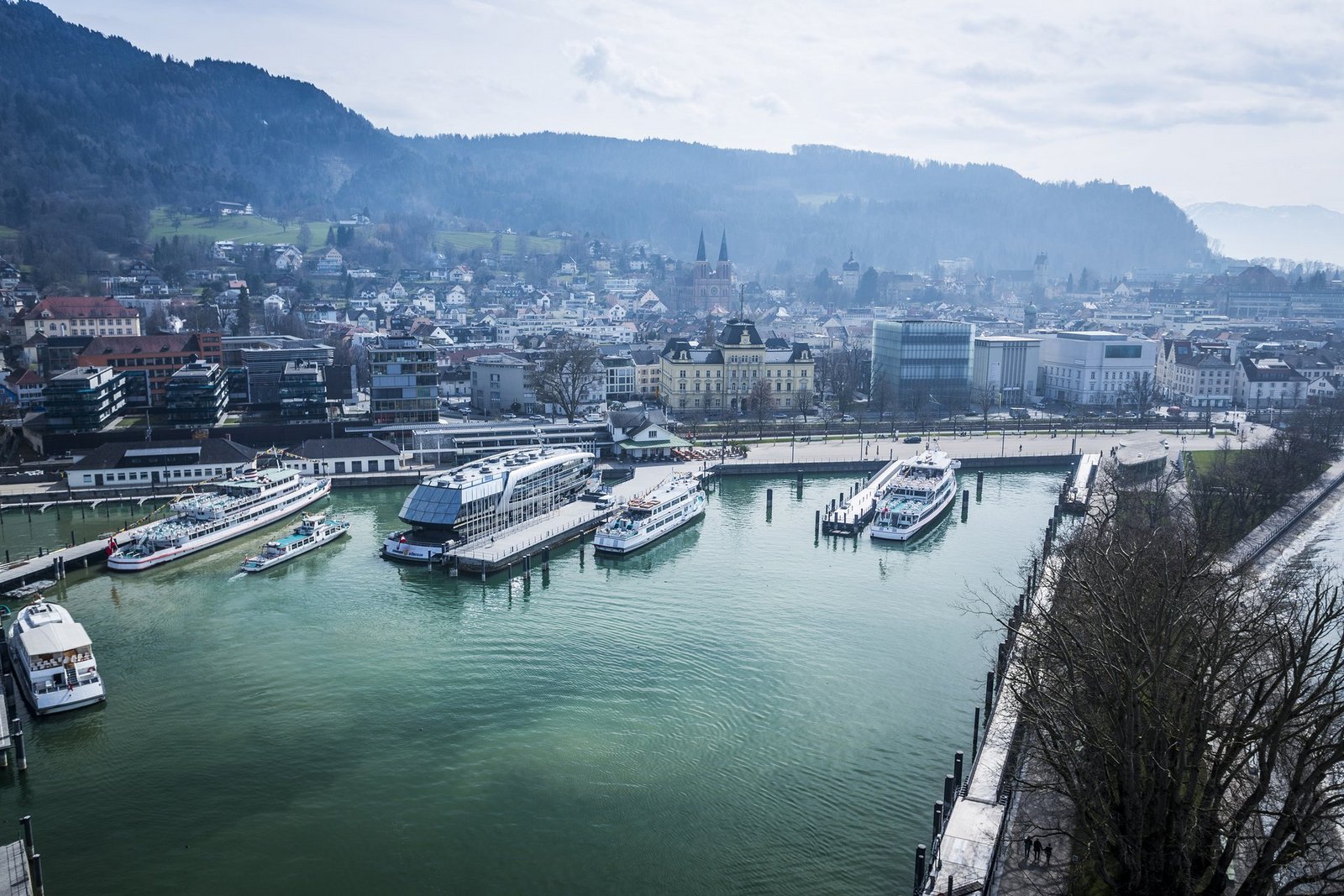ogelperspektive auf die Flotte der Vorarlberg Lines im Hafen Bregenz