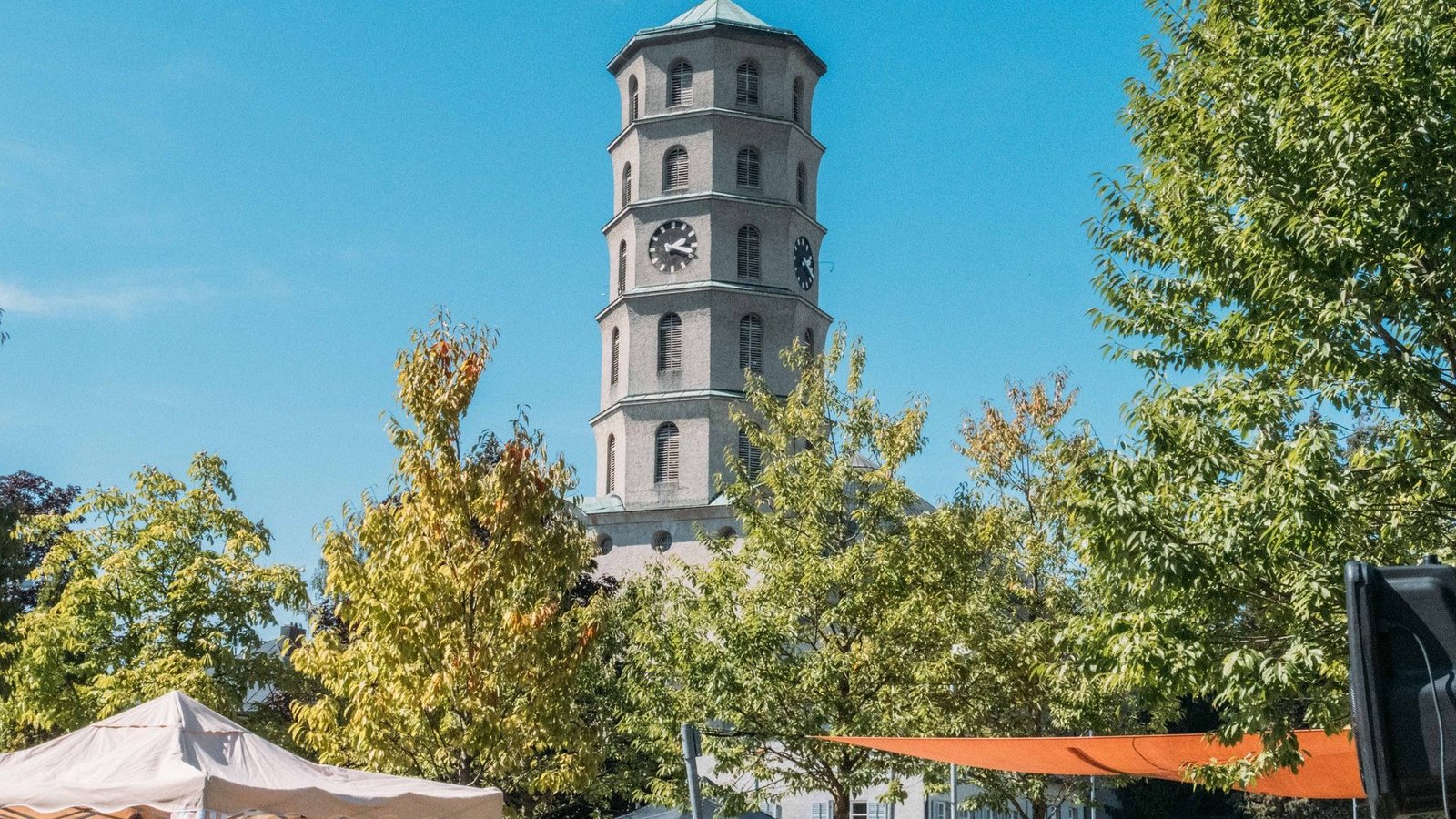 Blick auf den Kirchturm in Bregenz Vorkloster