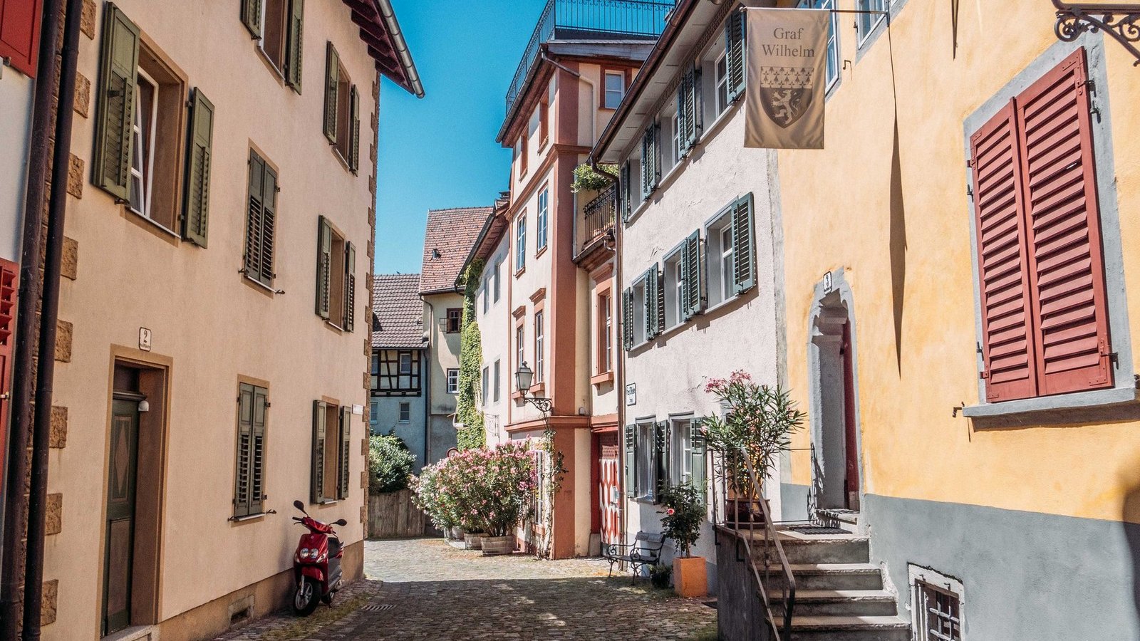 Eine Gasse mit mittelalterlichen Gebäuden in der Oberstadt Bregenz im Sommer