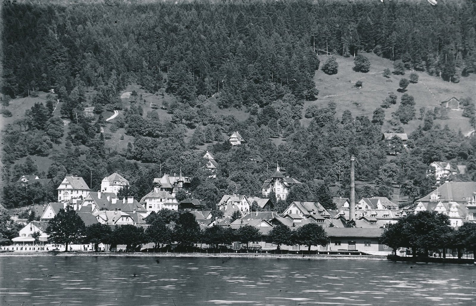 Blick vom Wasser aus auf den Hafen mit der Stadt im Hintergrund 1960