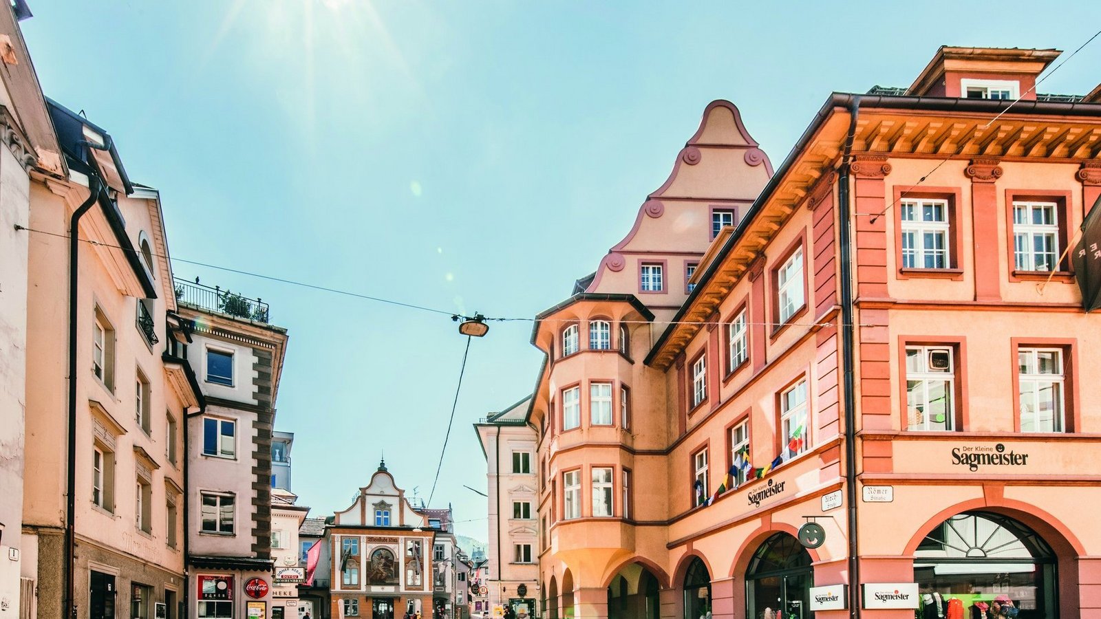 Ein Blick in die Kirchstrasse Bregenz bei schönstem Sonnenschein