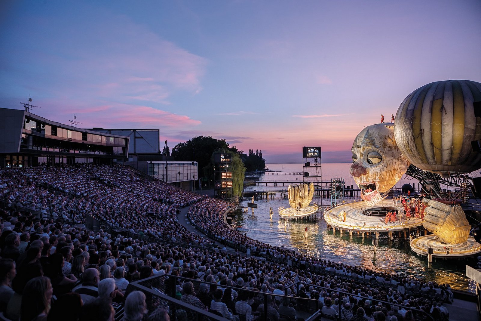 Bühnenbild während der Aufführung Rigoletto 2019 in Bregenz