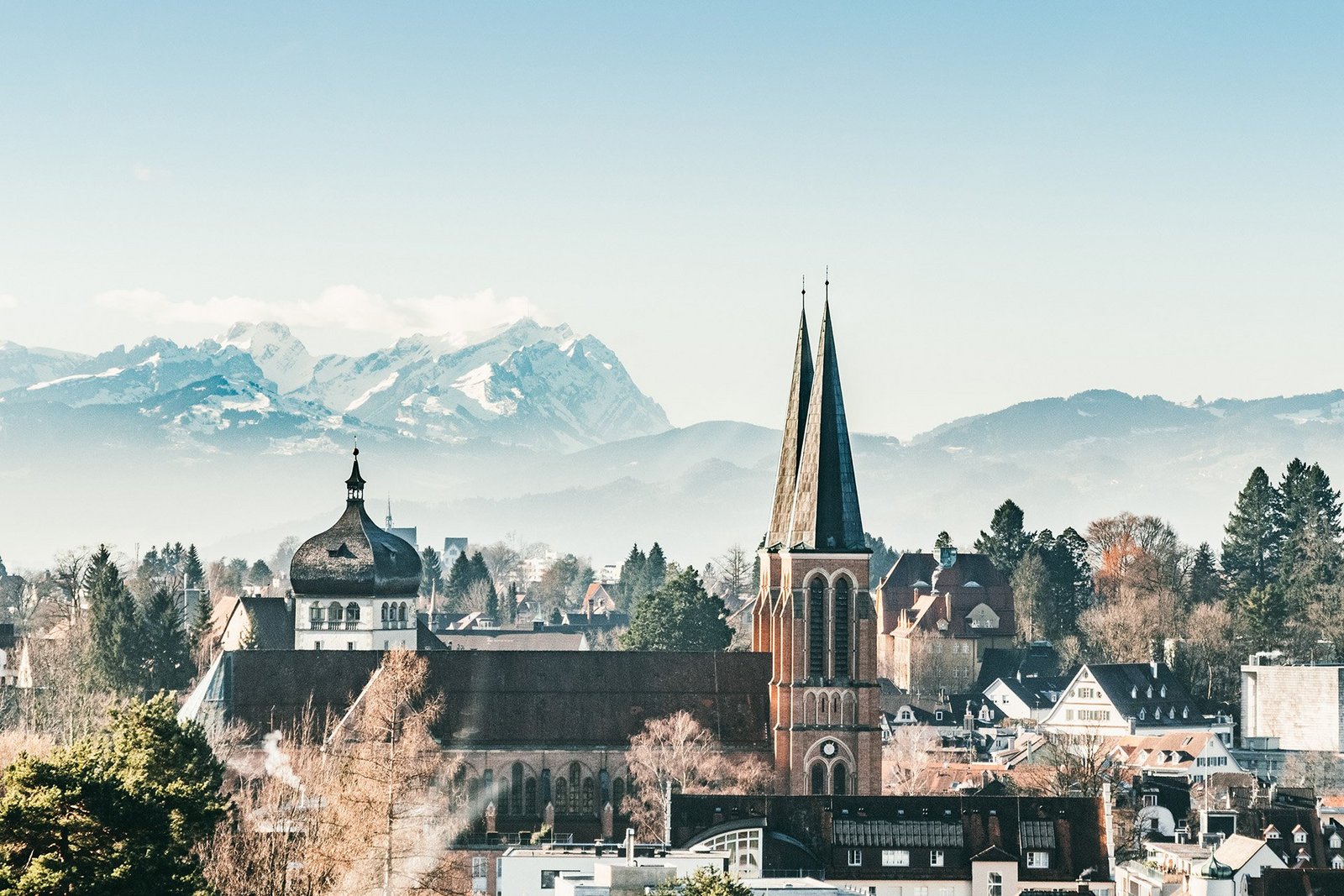 Panoramaansicht des winterlichen Bregenz mit Her-Jesu Kirche im Vordergrund