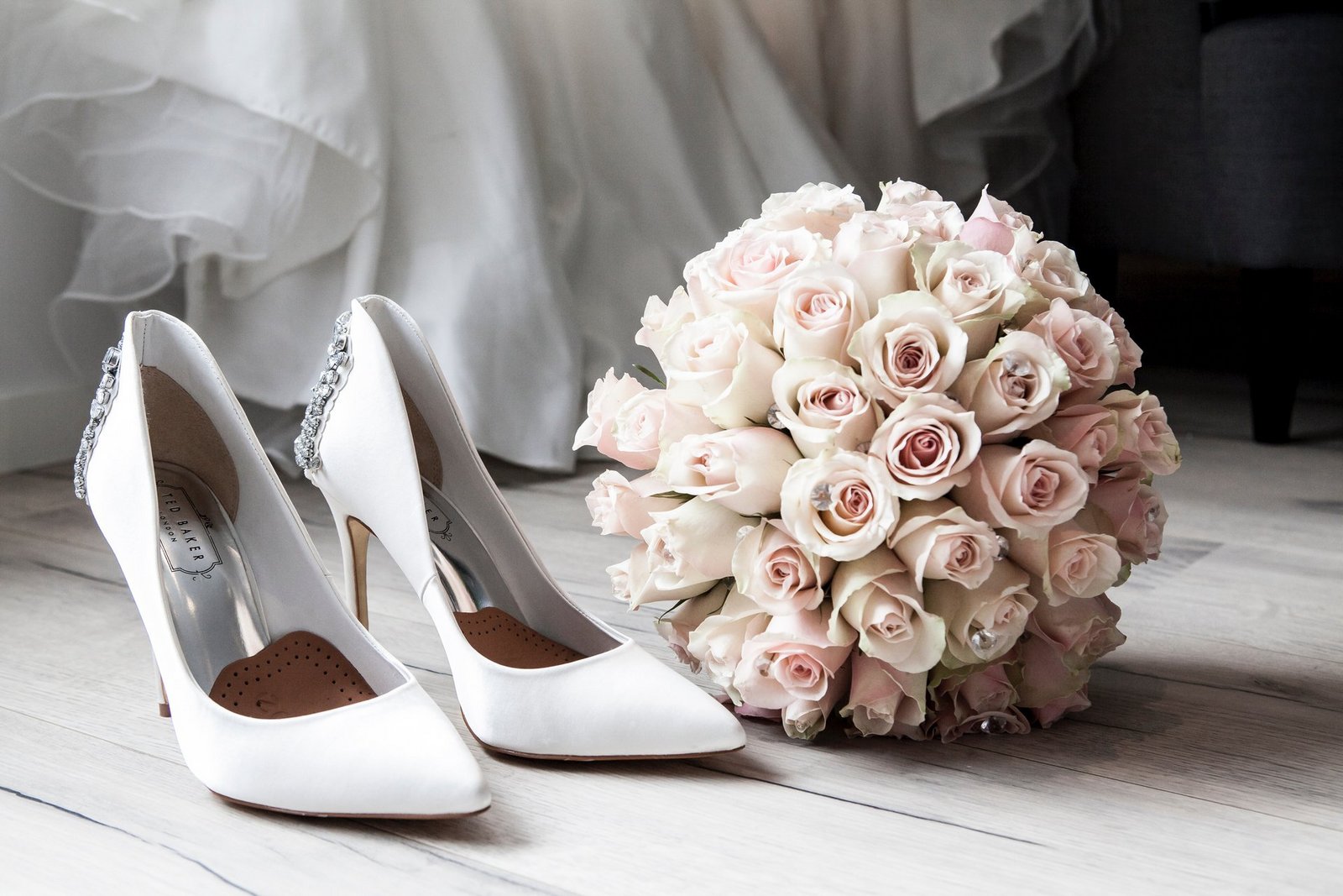 Hochzeitsstrauß und Weiße Schuhe