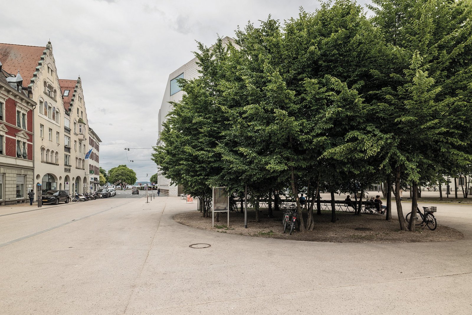 Der Kornmarktplatz in Bregenz, in der Mitte stehen Bäume