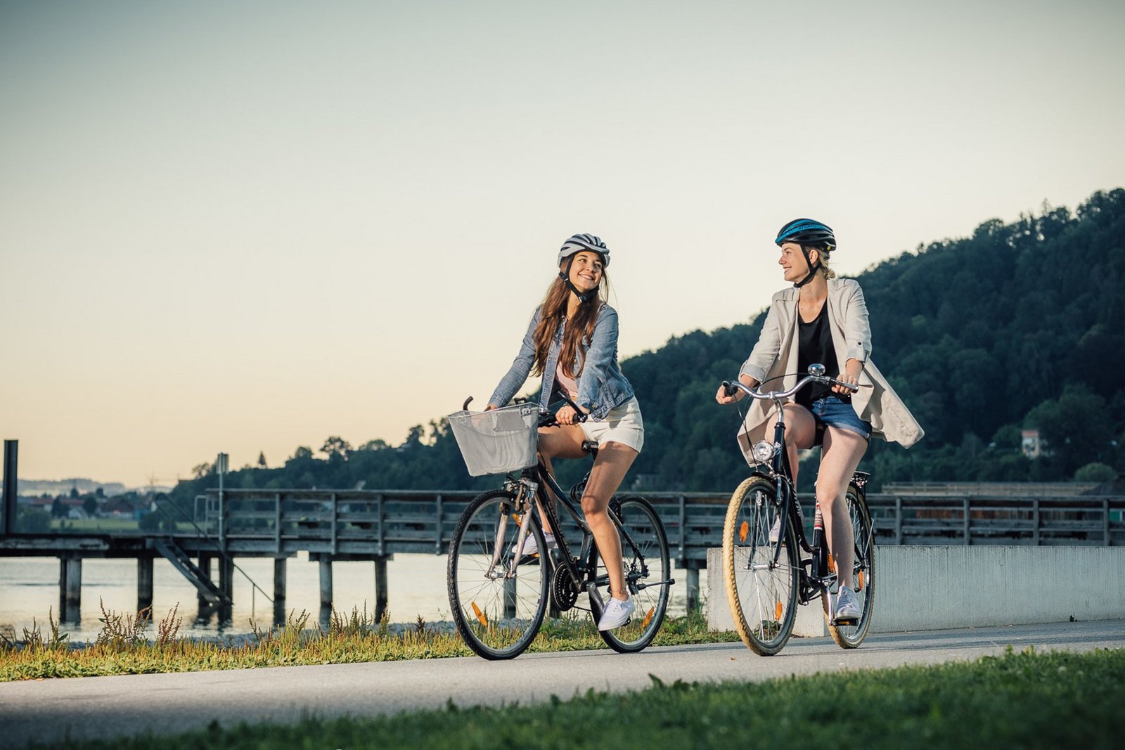 Zwei Frauen fahren mit dem Fahrrad am Bodensee entlang