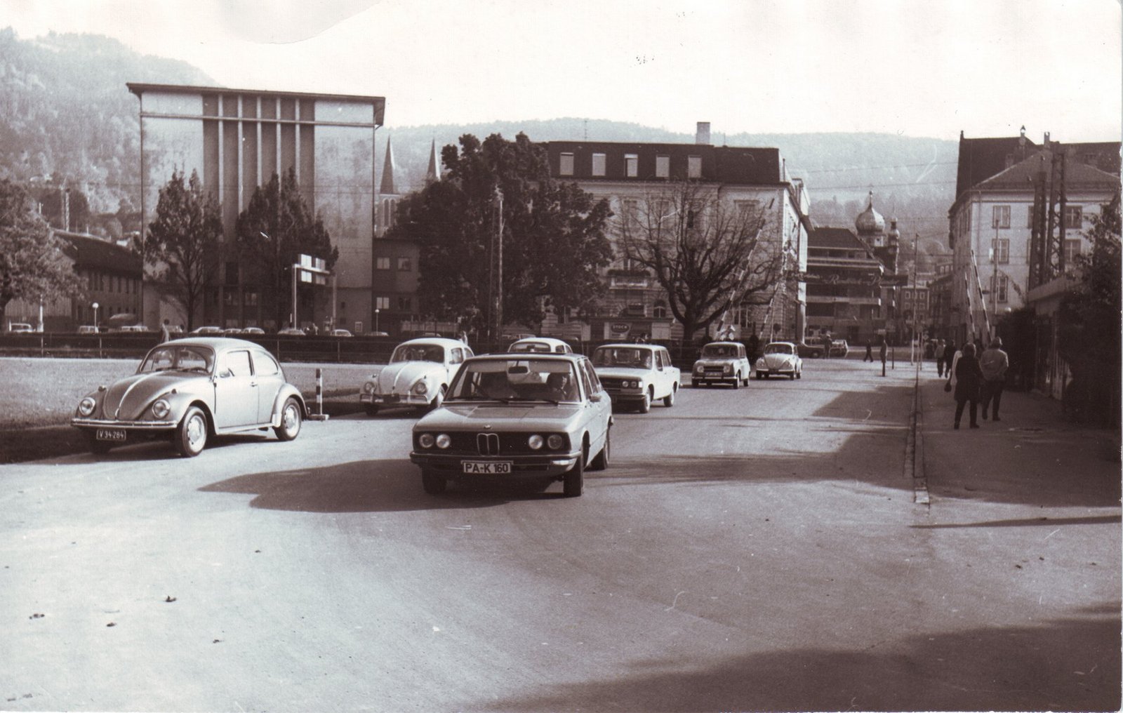 Alte Seeanlagen in Bregenz 1973, Autos fahren auf der Straße und es gibt Gebäude im Hintergrund