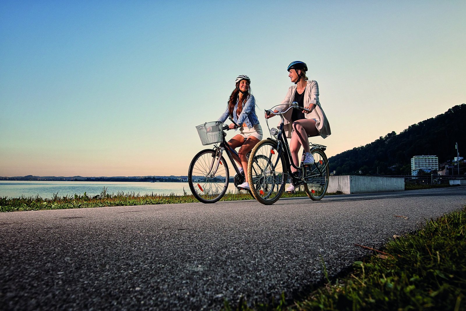 Zwei Frauen fahren Fahrrad am See
