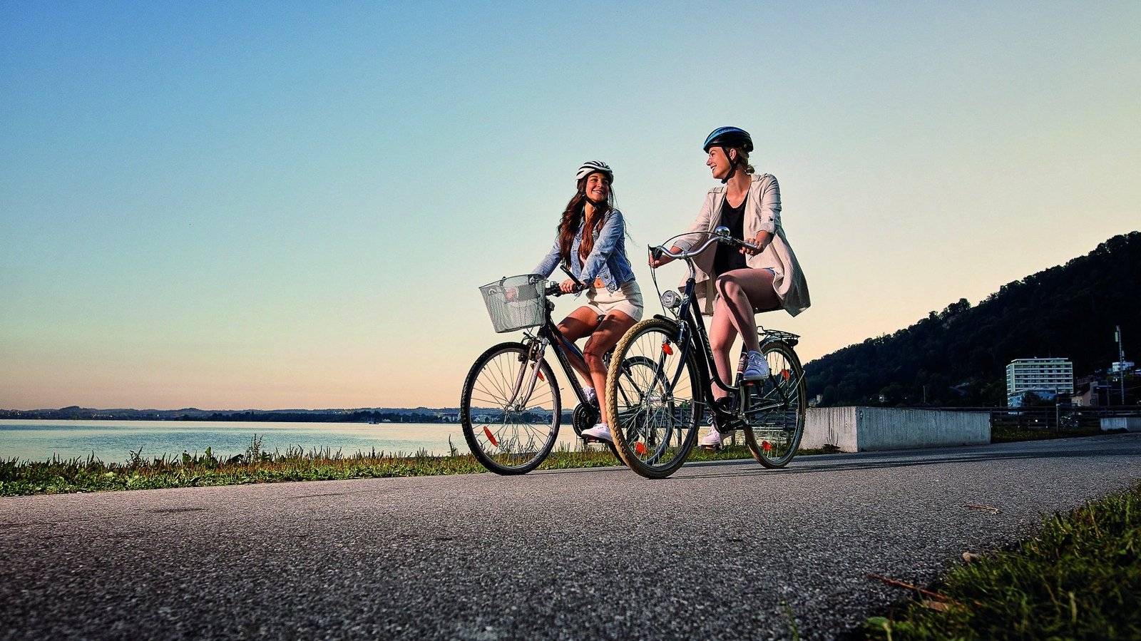 Zwei Frauen fahren Fahrrad am See
