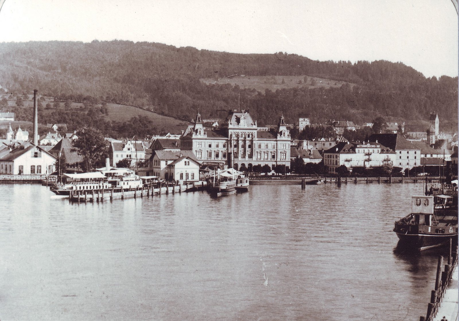 Hafeneinfahrt in Bregenz mit Blick auf die Gebäude der Stadt 1900