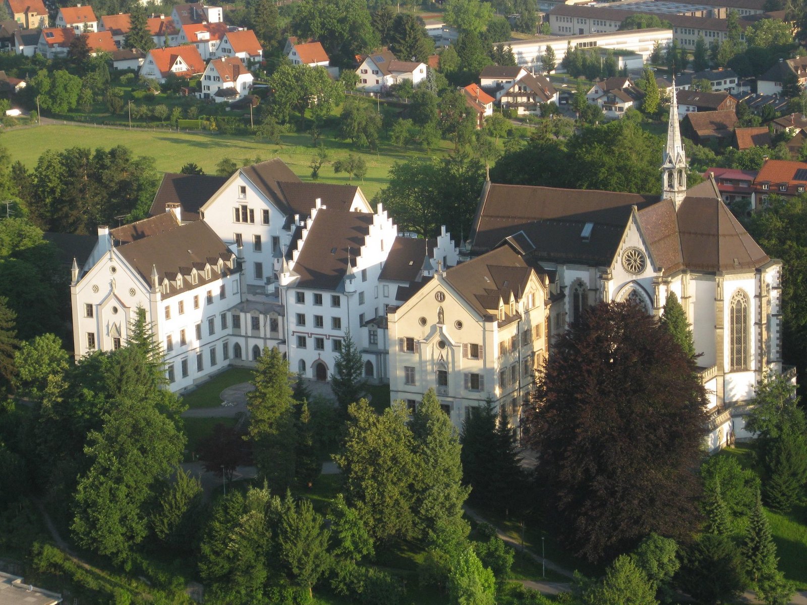 Das Kloster und die Schule Riedenburg aus der Vogelperspektive, von Wald umsäumt