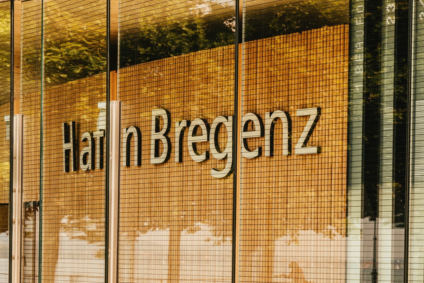 Nahaufnahme des Ticketschalters im Hafen Bregenz