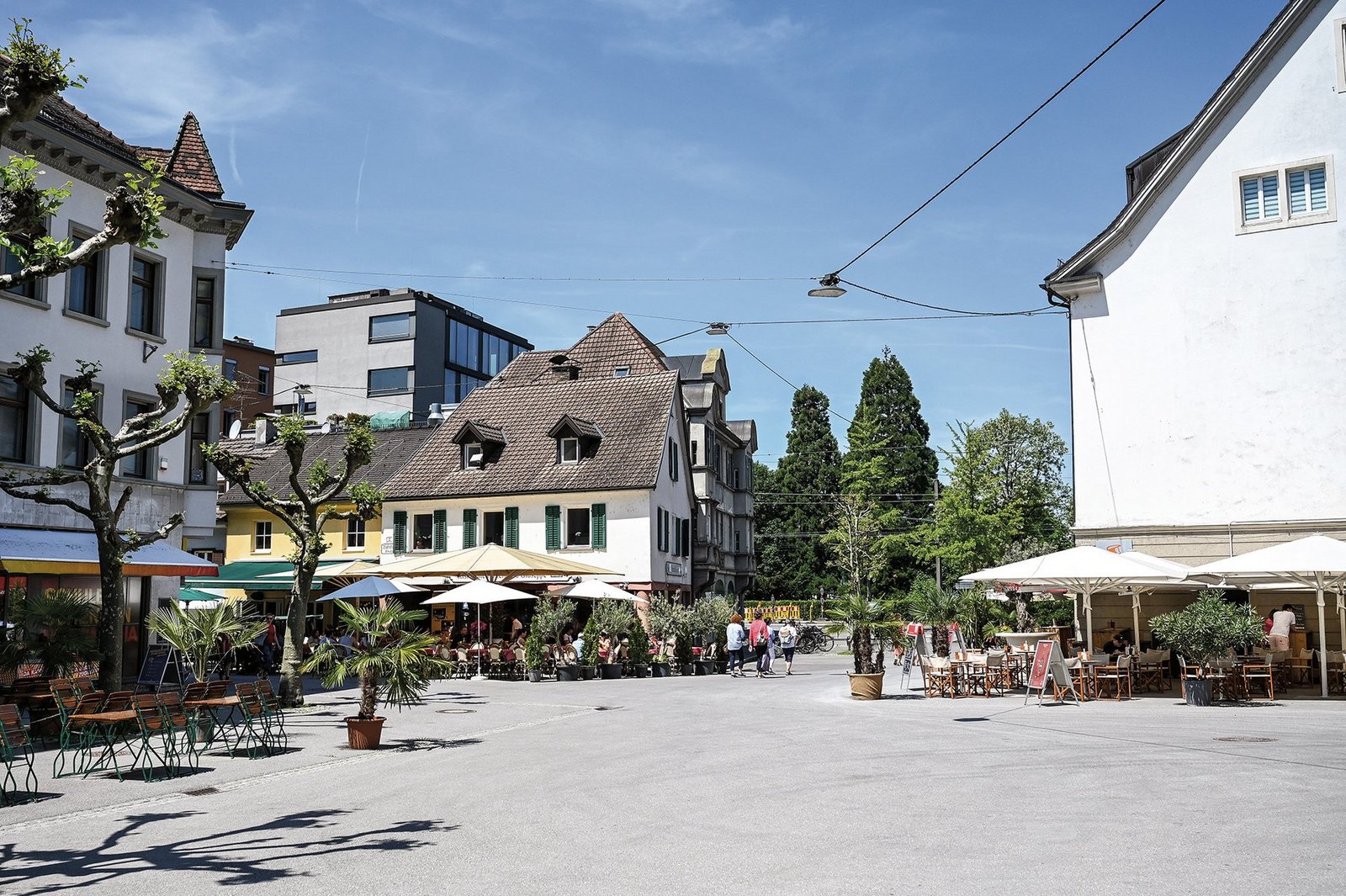Blick auf den Sparkassenplatz in Bregenz, man sieht Häuser und Restaurants
