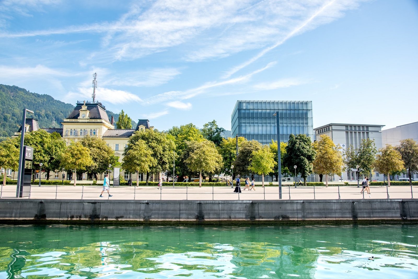 Blick vom Hafen auf das Kunsthaus Bregenz und alte Post bei Sonnenschein
