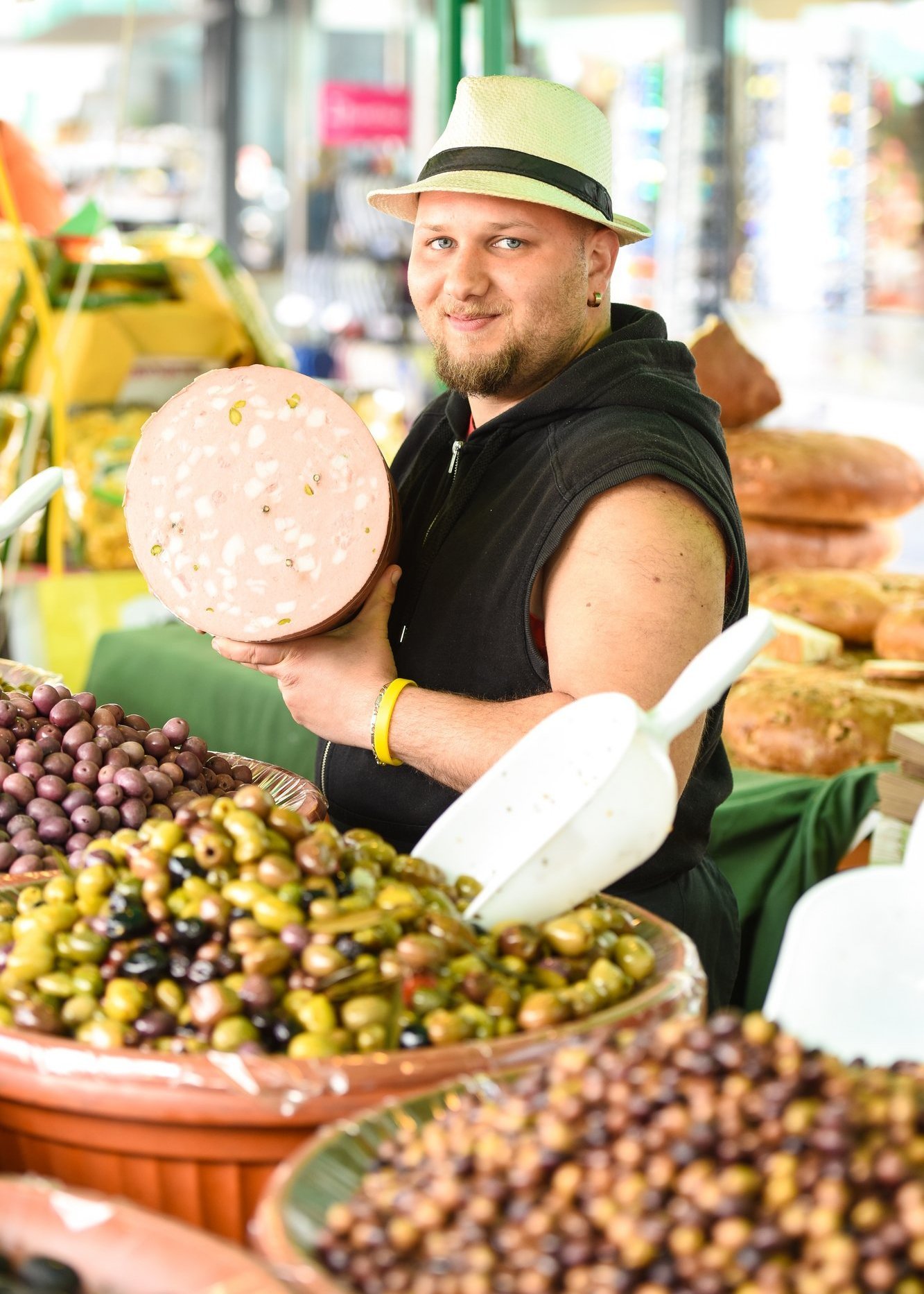 Ein Händler präsentiert seine italienische Spezialitäten