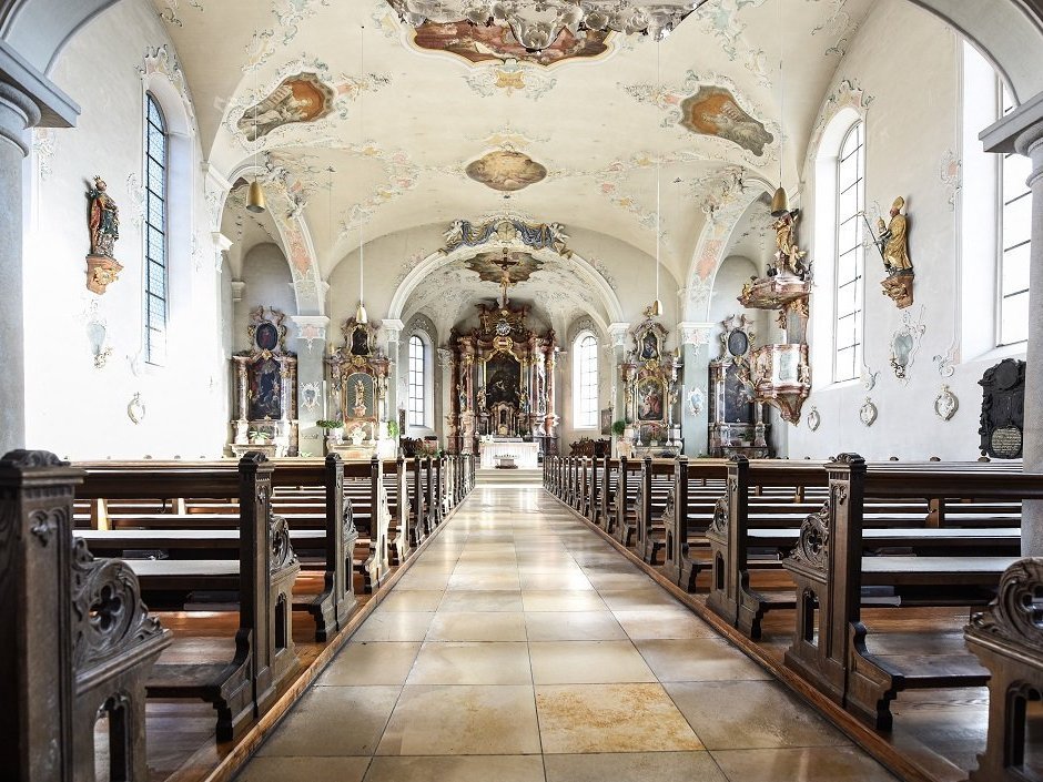 Blick in das innere Kirchenschiff der Pfarrkiche St. Gallus in Bregenz