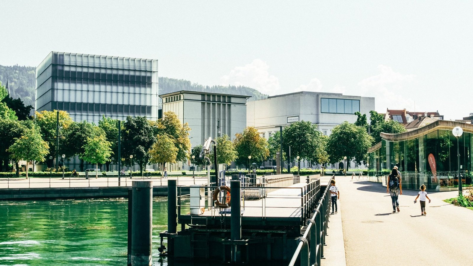 Das Kunsthaus Bregenz und Vorarlberger Landestheater vom Hafen Bregenz