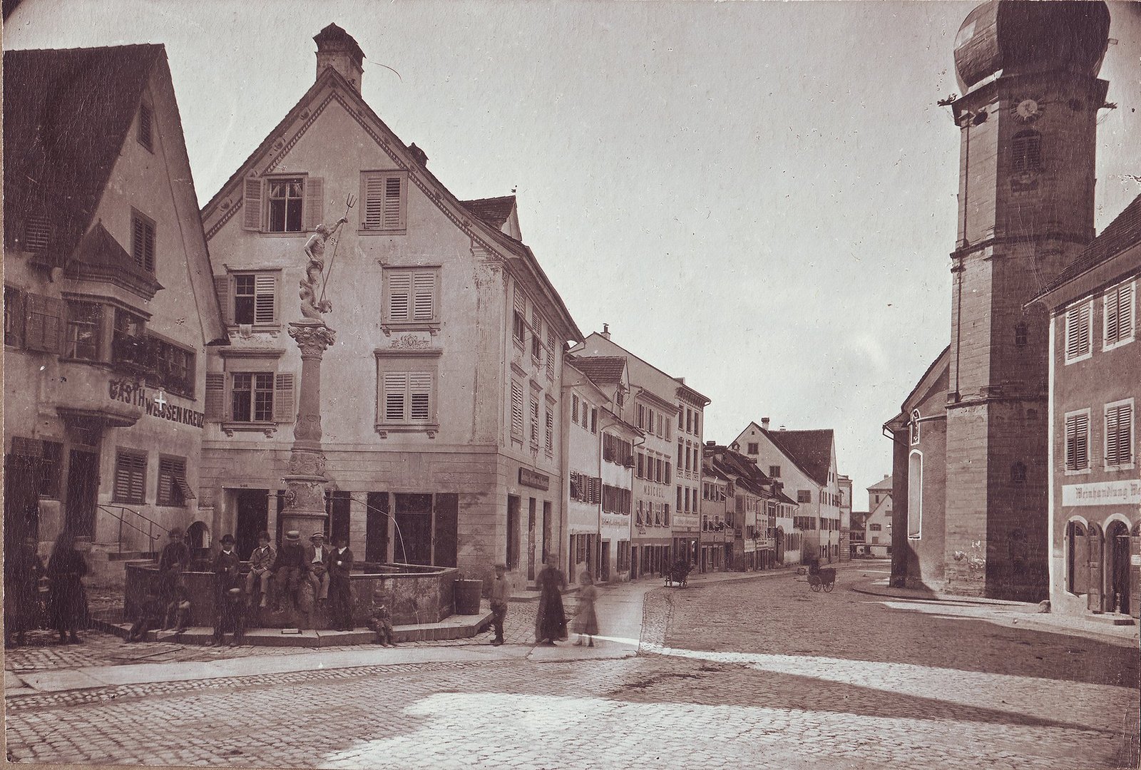 Blick in die Rathausstraße mit dem Neptunbrunnen 1875