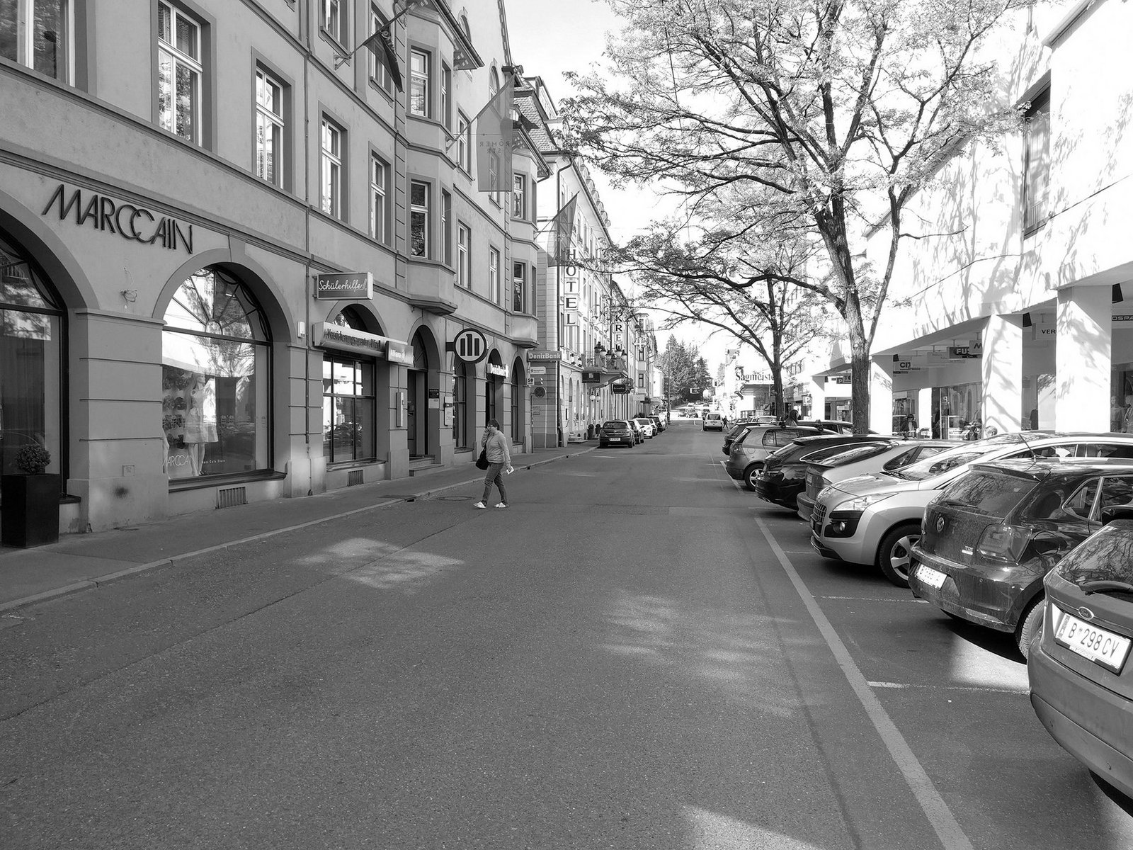 Blick in die Römerstraße in Bregenz mit parkenden Autos 2016