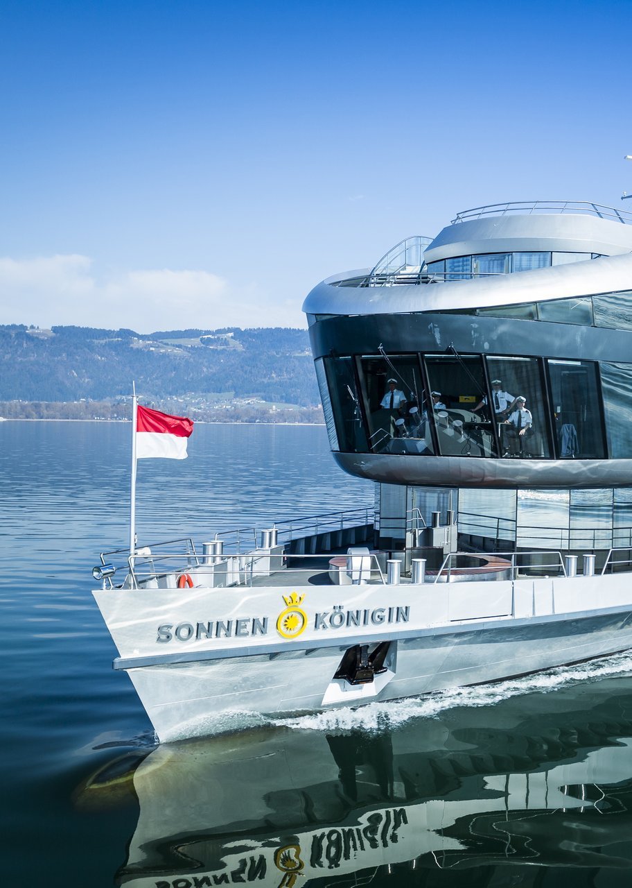 Frontalansicht der MS Sonnenkönigin während einer Fahrt über den Bodensee