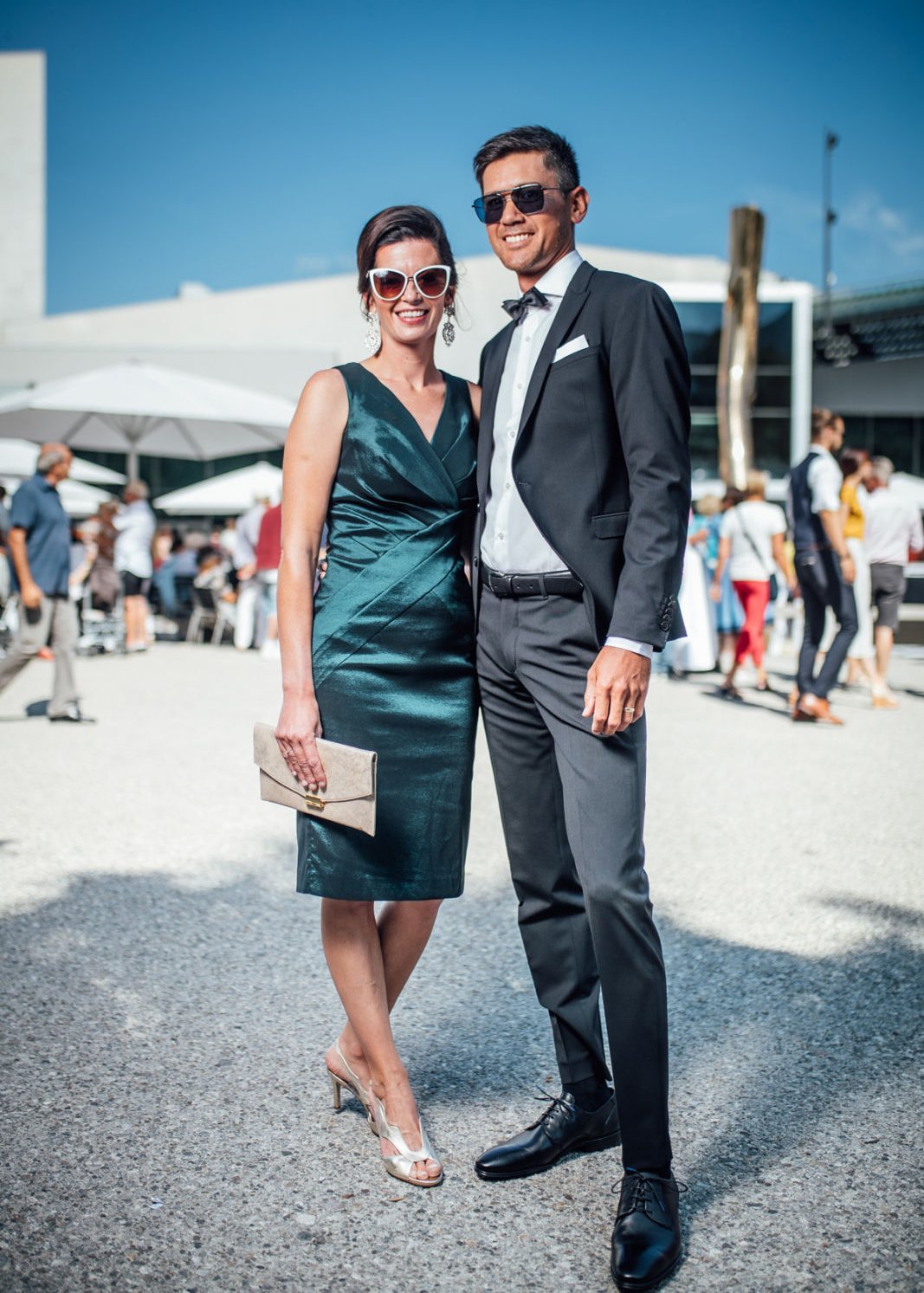 Ein schick gekleidetes Paar bei der Premiere der Festspiele Bregenz