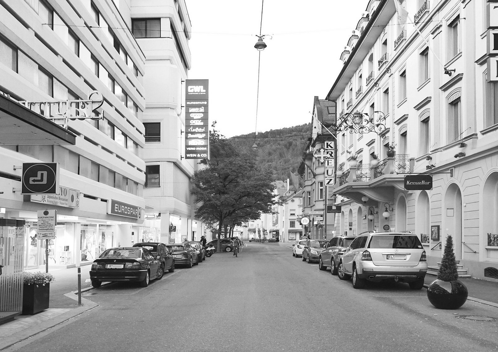 Blick in die alte Römerstraße mit parkenden Autos